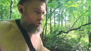 Зачем  человек ходит по лесу и записывает видео.