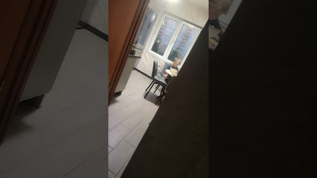 я слежу за братом как он ест смотреть онлайн