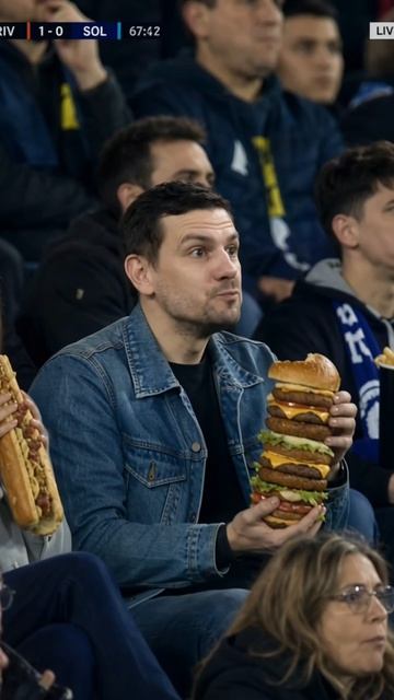 Застукали за едой в прямом эфире