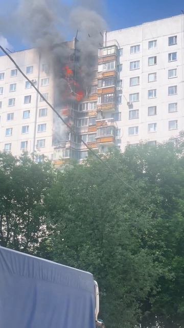 Пожар в доме на улице Авиаторов в Солнцево смотреть онлайн