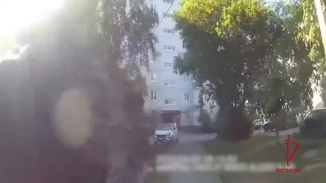 В Подмосковье задержали неадеквата, который пытался проникнуть в детский сад,он считал себя ребёнком смотреть онлайн