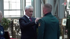 Министр обороны РФ А. Белоусов вручил медали Золотая Звезда отличившимся участникам СВО