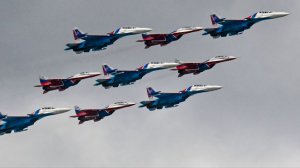 Пилотажные группы «Стрижи» и «Русские витязи» распустили «тюльпан» над Финским заливом