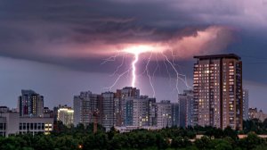 В какие дома чаще бьет молния и как не стать следующей жертвой грозы