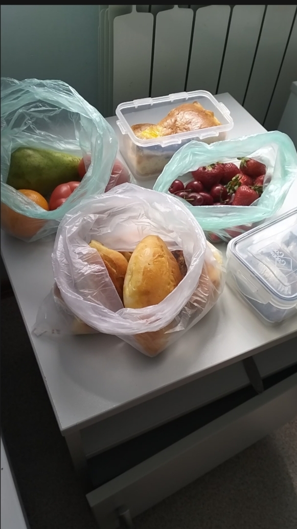 «Что мне привезли вкусненького в больницу?»
