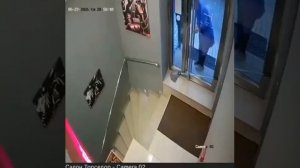 Уборщица вышла проветриться на улицу в Москве, а когда захотела вернуться к работе, то не смогла )