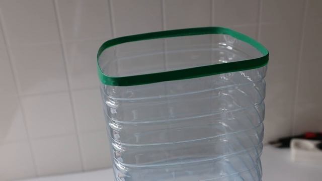 Я никогда не выкидываю пятилитровые пластиковые бутылки. Покажу, удобную вещь, которую я смастерила.