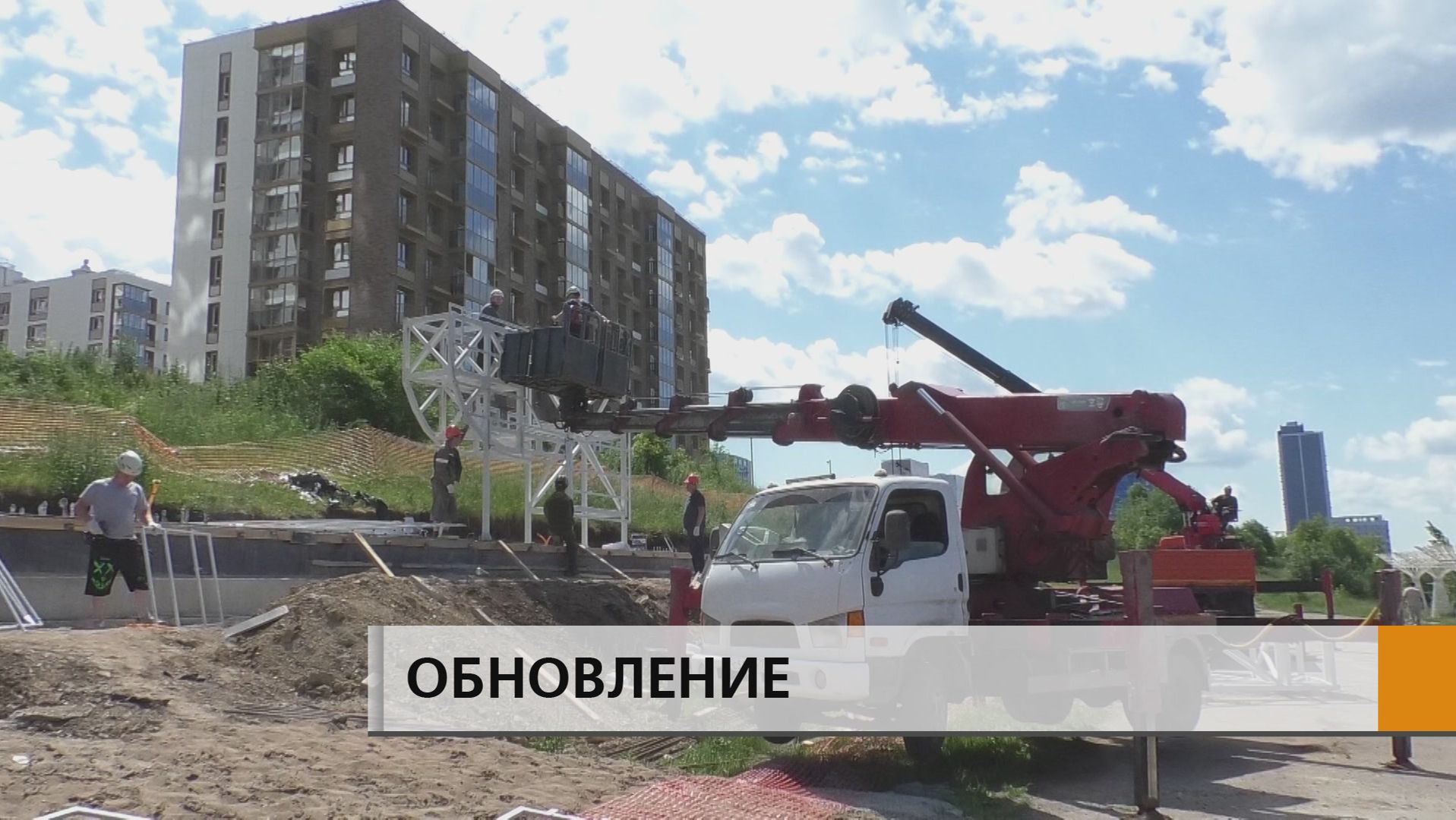 Знаковая стела с названием города на набережной Табеева обновляется