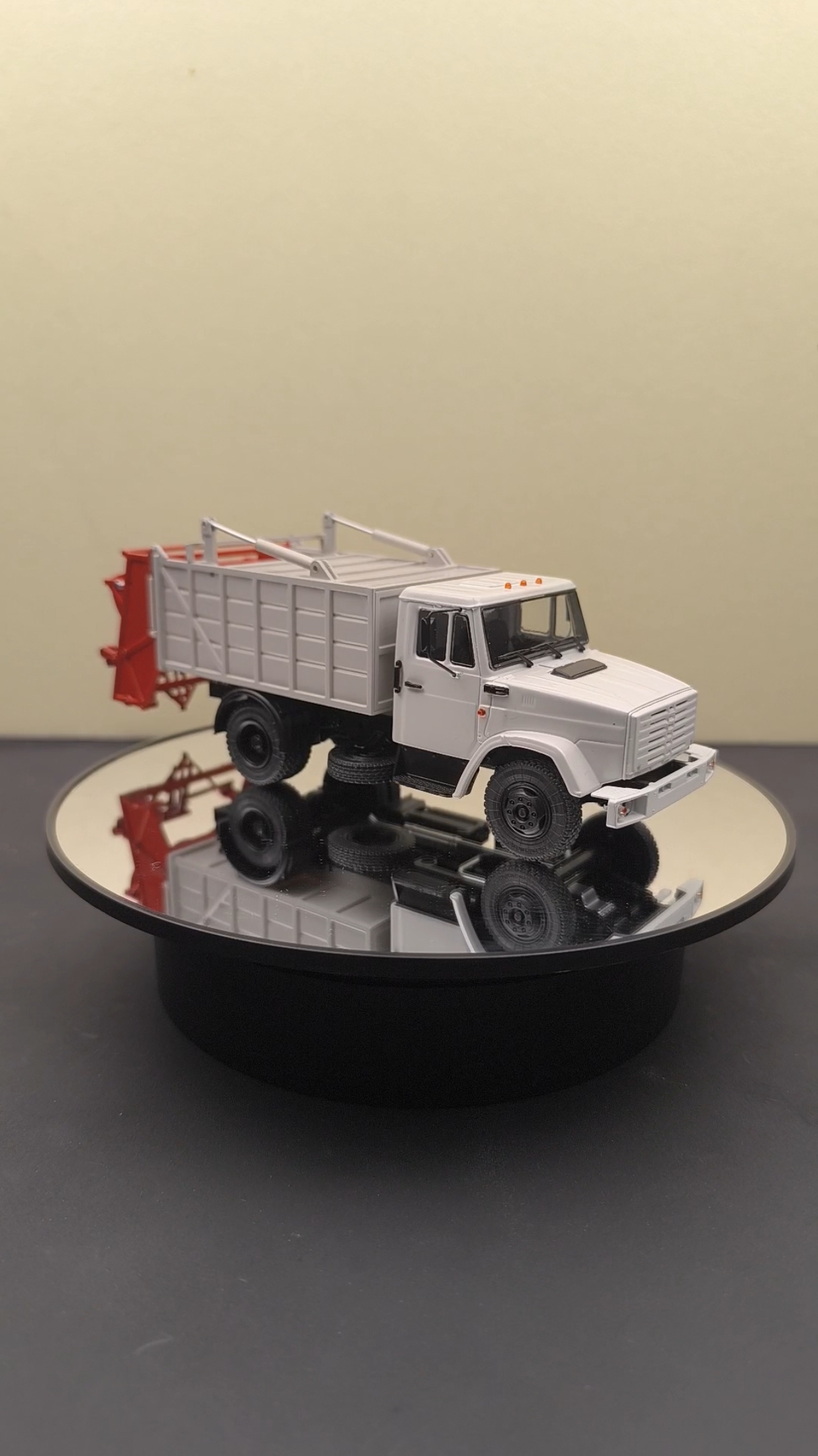 Мусоровоз МКЗ 10 (Зил 4333) 1:43 Автоистория АИСТ