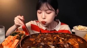 Мукбанг фасолевая лапша, кимчхи, маринованный редис Еда на камеру