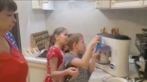 Готовим домашнее мороженое. Сосиски в тесте. Булочки с ягодами. Откуда мебель? Дети забрали внуков.