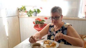 Завтрак.Разговор про работу,вкусы в еде,стрижку.
