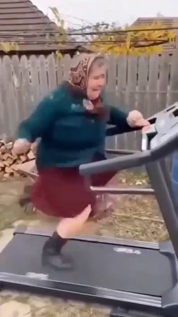 Бабка на беговой дорожке.