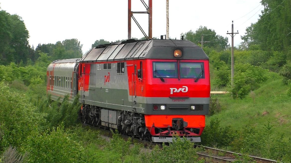 ТЭП70У-011 с пригородным поездом Сосьва Новая - Алапаевск и приветливой бригадой