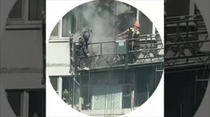 Начало пожара на Авиаторов 4. Строители пытаются потушить