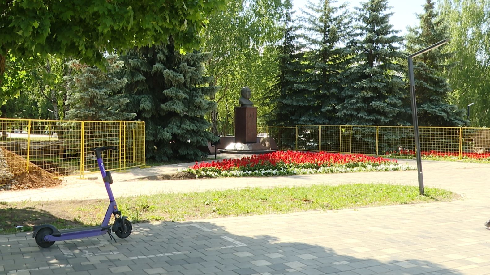 Ювелирная работа: в Нижнекамске новый трубопровод протащили прямо под памятником