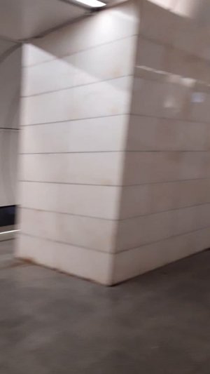 Бегай по станции в метро - ищи нужные указатели!