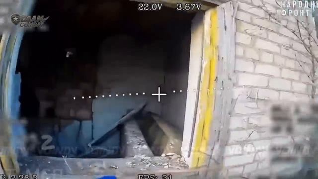 Российский дрон подлетел сзади, а украинские солдаты этого не заметили.
#Daan_Combat