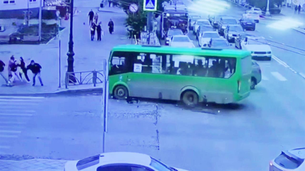 В Екатеринбурге в ДТП с автобусом погибли четыре человека. смотреть онлайн