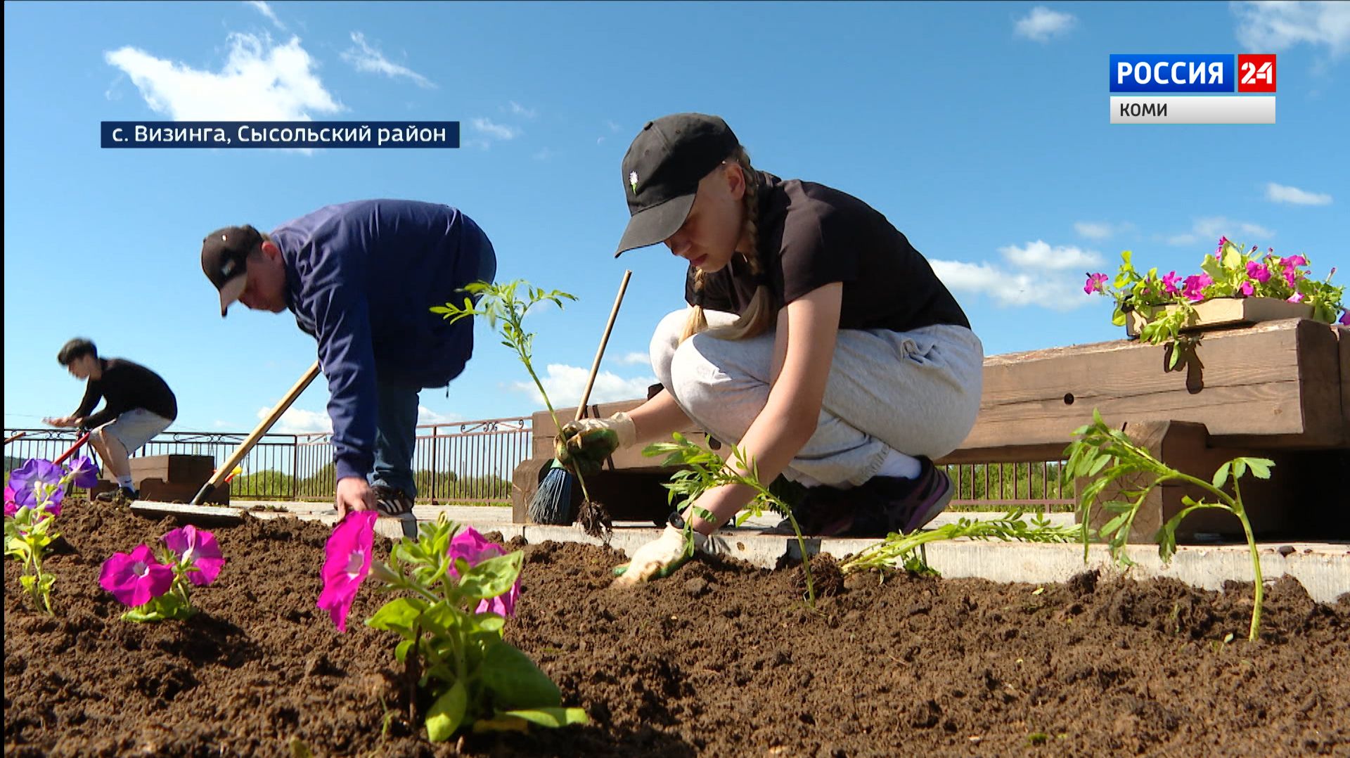 В Визинге старшеклассники благоустраивают родное село