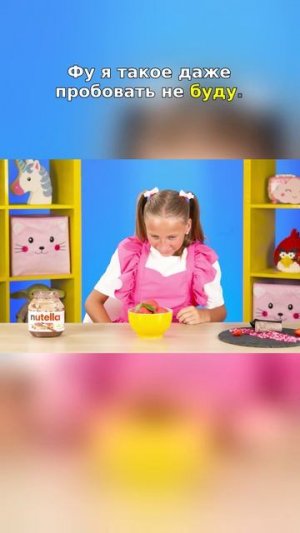 Вкусный домашний сэндвич со свежей петрушкой и ветчиной на деревянной доске