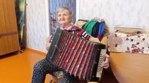 Бутолина Галина Дмитриевна играет на гармошке