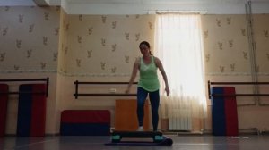 Функциональная симметричная комбинация на 16 счетов на степ платформе
