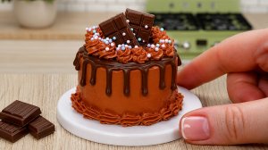 Очень милый шоколадный мини торт! 🍫 Готовлю и украшаю мини торт! 😍  Мини Кухня