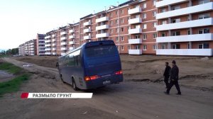 Огромные промоины с опасным строительным мусором на дне, где играют дети