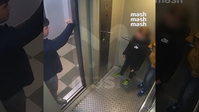 17-летний парень заставил детей извиняться из-за плохого поведения смотреть онлайн