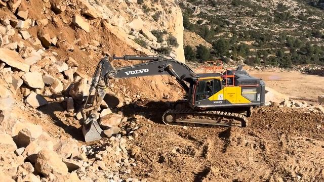 Volvo EC380EL Excavator Loading Huge Rocks ｜ Extreme Quarry Truck Loading смотреть онлайн