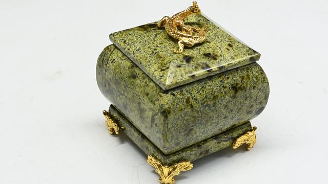 Шкатулка из змеевика 60*60*65мм. 1310670-1