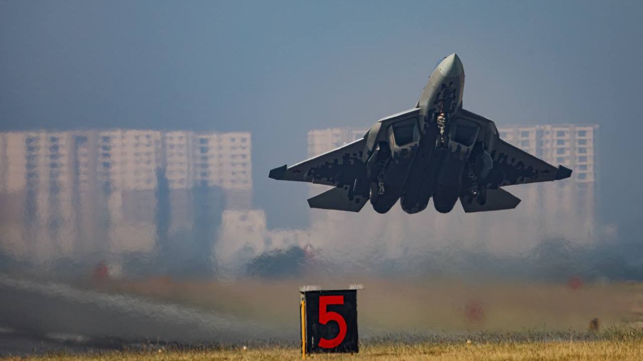 Aero India 2025. Пилотаж Су-57Э 13.02.2025 г смотреть онлайн