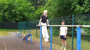 Упражнения на брюшной пресс на параллельных брусьях.