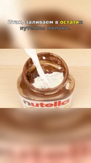 Вкусный домашний сэндвич со свежей ветчиной и травами на деревянной доске — идеальная закуска