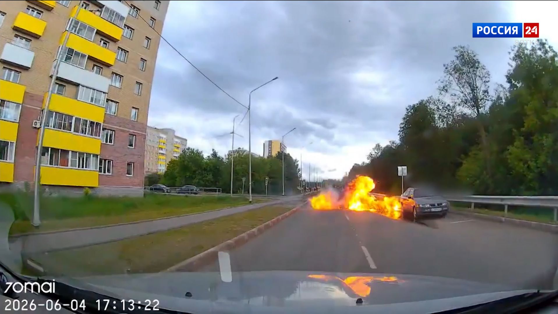 В Кирове задержали мужчину, бросившего зажигательный пакет перед машиной смотреть онлайн