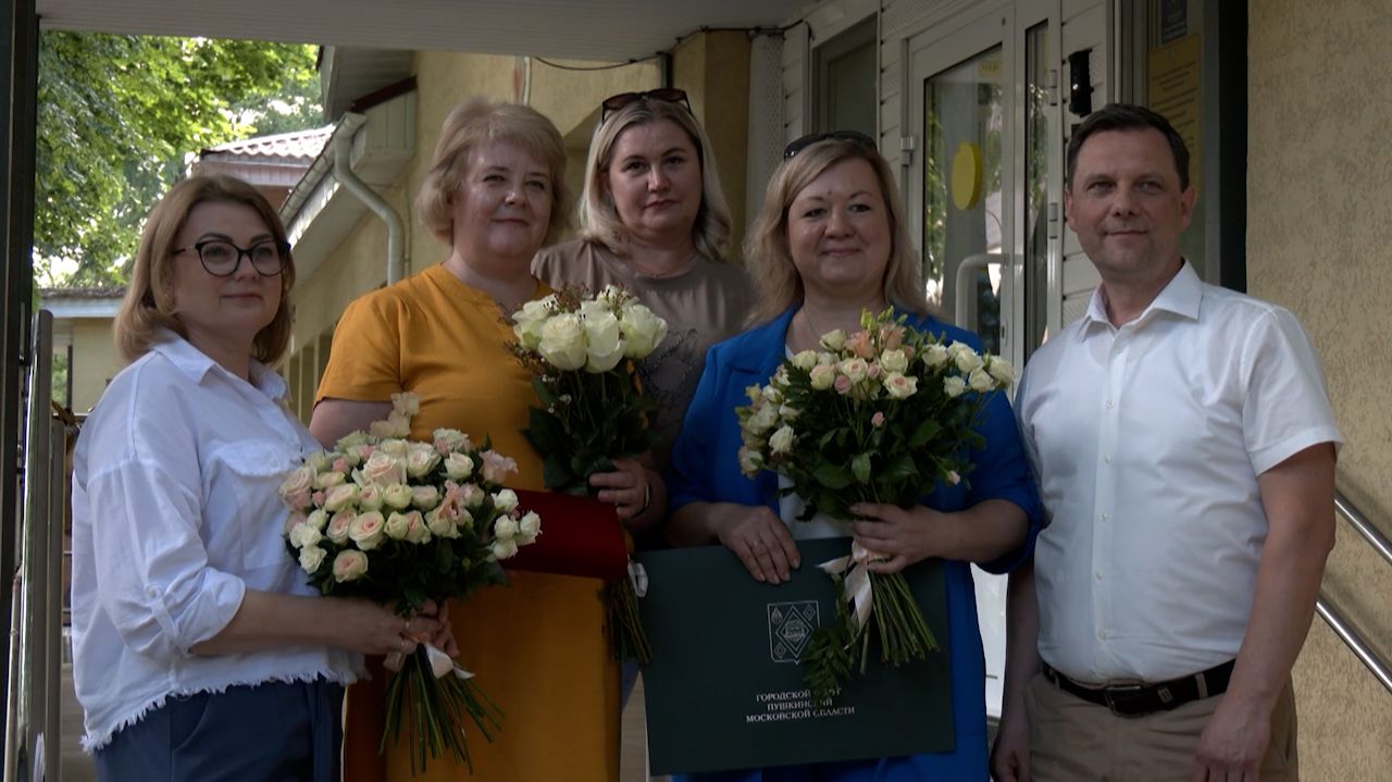 Социальных работников Пушкинского наградили в профессиональный праздник
