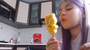 пробую мороженое с шариками лабубу