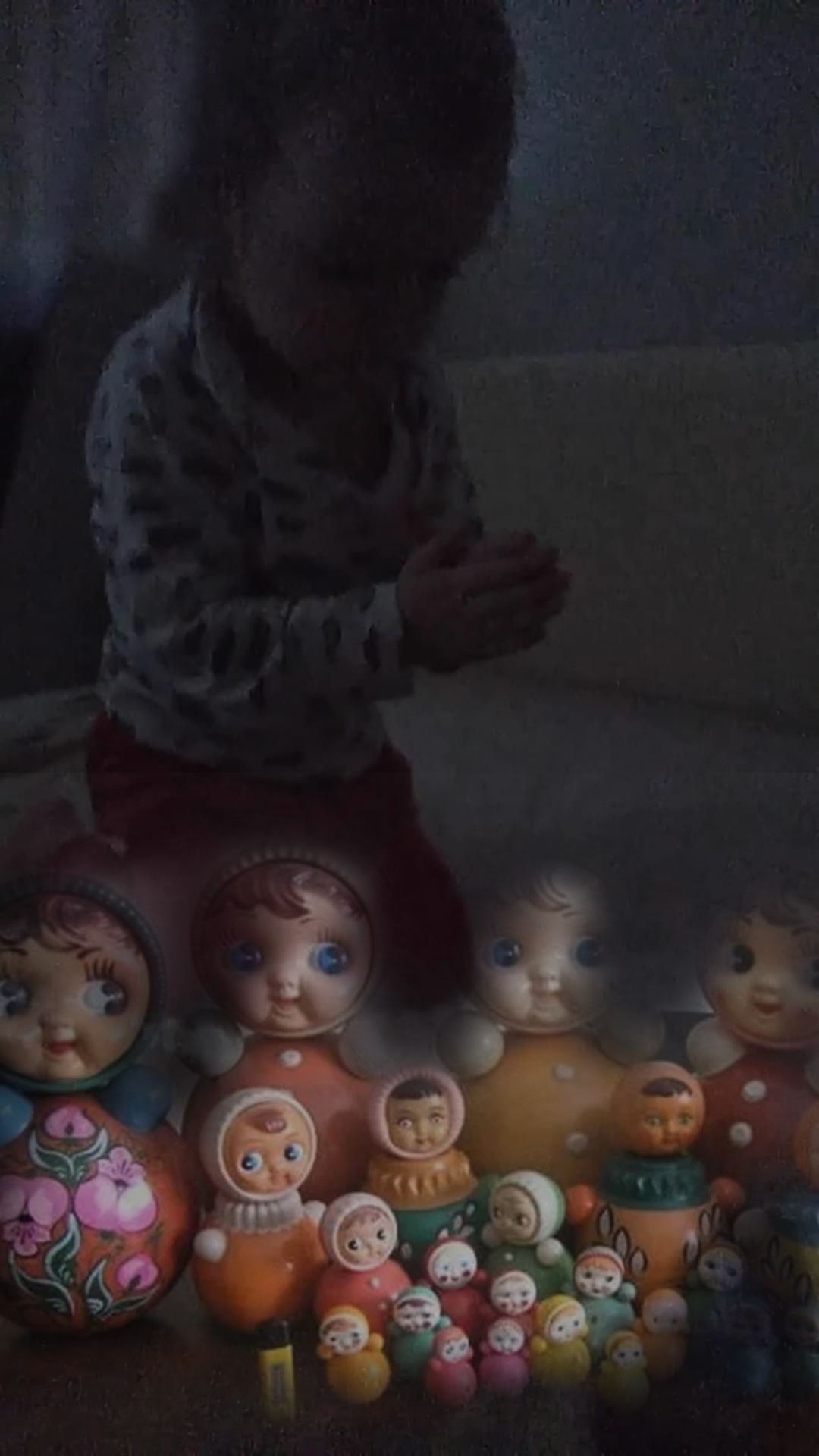 Арина просыпается только под любимую музыку. Песенка "Неваляшки"