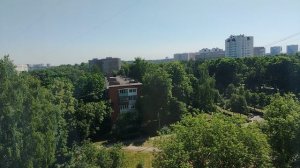 На улице жарко, дома немного прохладней.