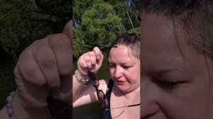 Ныряю в Сенеж. Разделась и иду купаться. Дно засасывает.