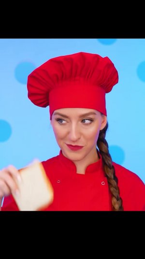 первая девушка делает бургер