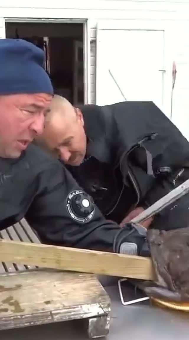 Морской чёрт схватил за руку русского дайвера и не отпускал до последнего 😱😡