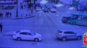 Первые кадры страшной аварии с автобусом в Екатеринбурге