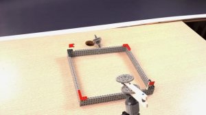 Тестирование подъемника на гусеничном транспортном средстве LEGO на покрытых слизью ступенях #Умное
