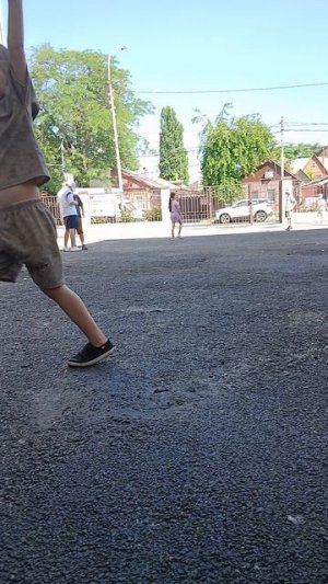 Артемий танцует чака-чака.