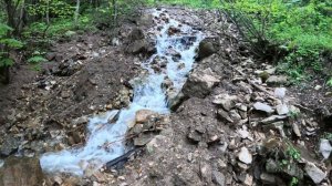 Высокогорный источник, извергающийся с высоты 1500 метров.