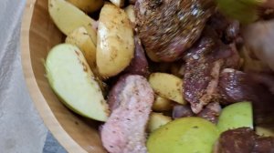 Утиные медальоны в специях с молодым картофелем, яблоками в рукаве