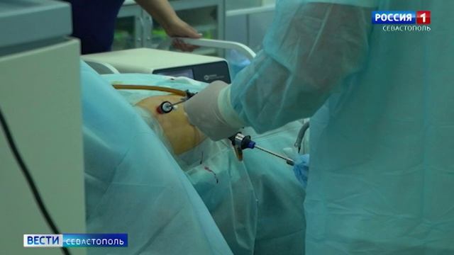 Московский хирург помогает севастопольским врачам проводить сложные операции