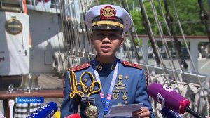 Яркое шоу показали курсанты учебного парусного судна ВМС Индонезии во Владивостоке_1080p